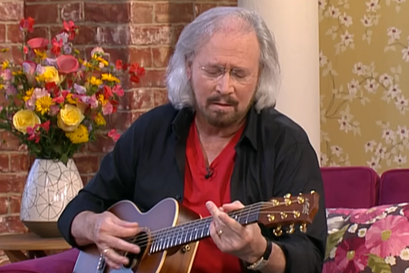 Barry Gibb gave an emotional live TV performance of a Bee Gees classic ...