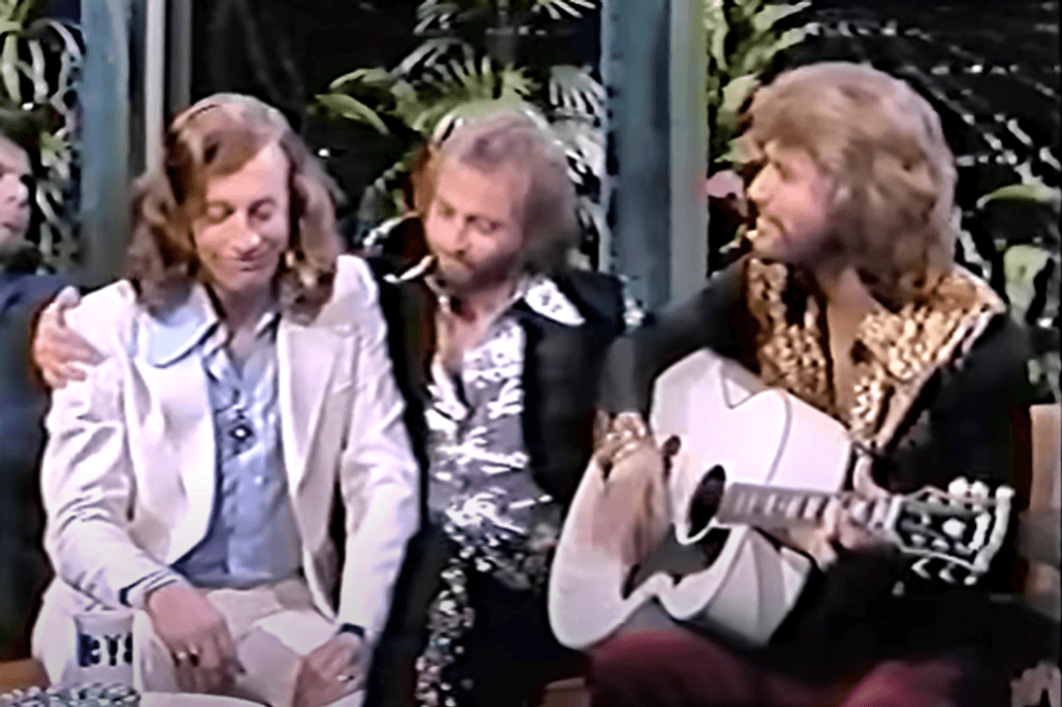 The Bee Gees’ flawless harmonies left Johnny Carson speechless in this  acoustic performance